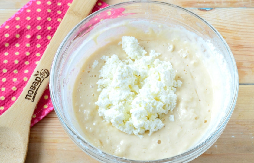 1. Этап. Баурсаки классические: Добавьте творог, хорошенько разомните до однородной массы. Затем добавьте еще муки и замесите мягкое тесто. Оставьте его в теплом месте на 1 час.