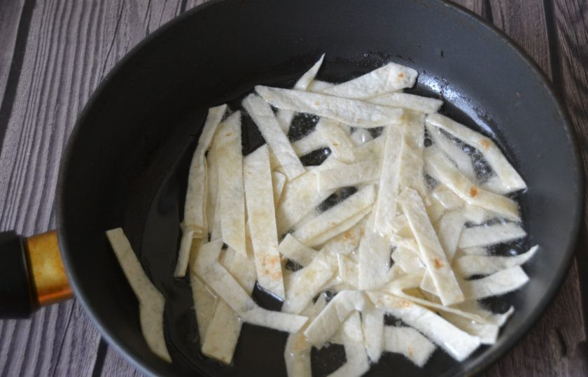 1. Этап. Куриный суп с тортильями: Обжарьте тонкие полоски тортильи в растительном масле, масла должно быть достаточно.