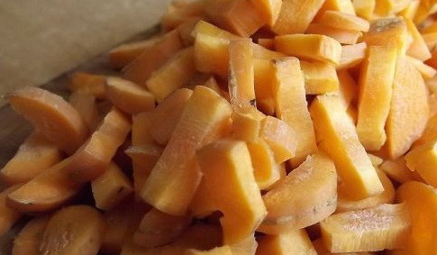 1. Этап. Кислые щи в мультиварке: Морковь очищаем, моем и нарезаем соломкой.