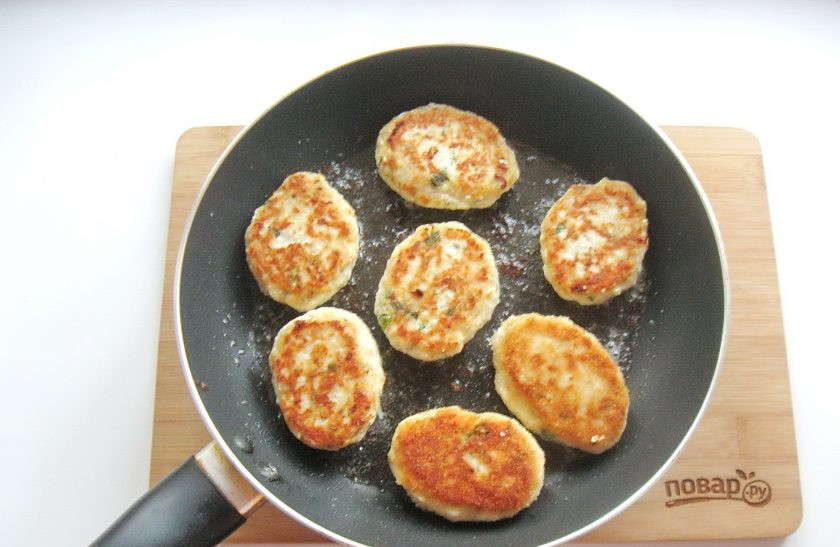 1. Этап. Куриные котлеты с базиликом: Обжарьте котлеты с обеих сторон до румяной корочки.
