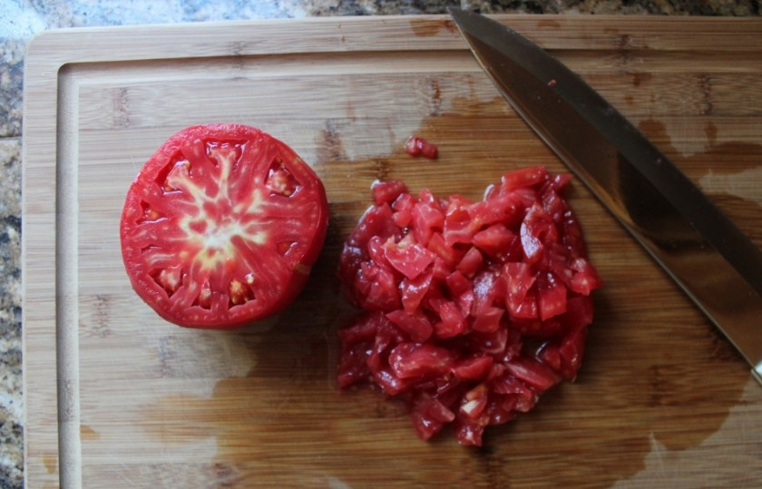 1. Этап. Индийский томатный суп: 1. Помидоры ошпарим и затем быстро снимаем шкурку. Мякоть нарезаем небольшими кусочками и отправляем в воду.