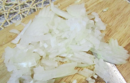 1. Этап. Хлеб с курицей Хеннеброд: 1. Очистите луковицу и измельчите. Разогрейте на сковороде немного растительного масла (можно использовать сало или бекон, например). Выложите лук и обжарьте до прозрачности.