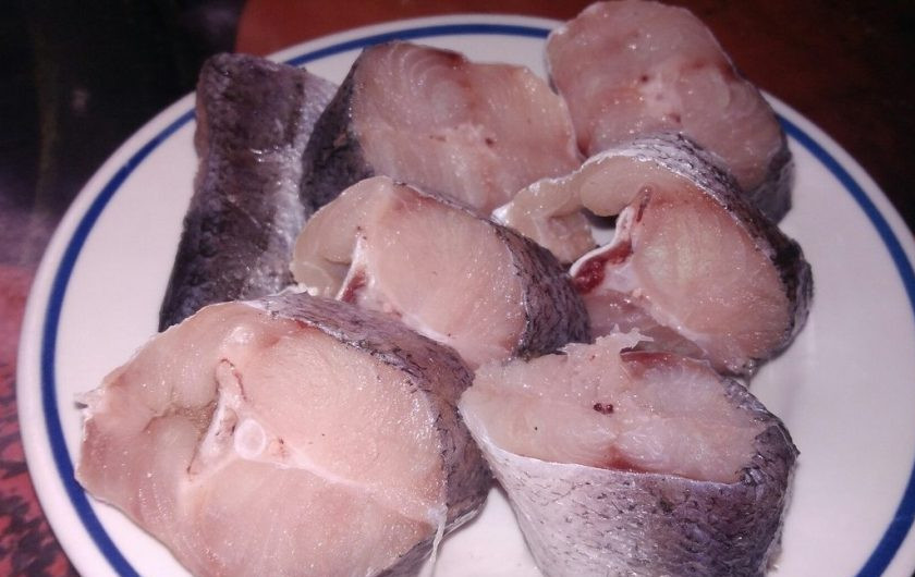 1. Этап. Хек под томатным маринадом: 1. Тщательно моем и чистим рыбу, после чего нарезаем кусками средней толщины (примерно 2 см).