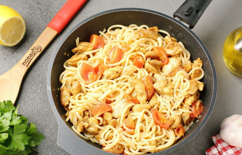 1. Этап. Спагетти с курицей и помидорами черри: Переложите спагетти в сковороду, перемешайте и прогрейте 2-3 минуты.