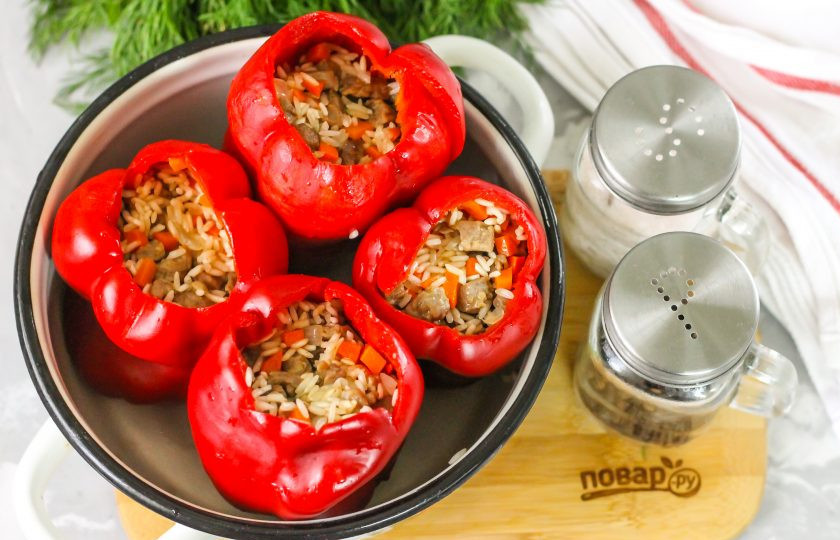 1. Этап. Фаршированные гогошары: Очистите от семян и промойте гогошары внутри и снаружи. Начините их приготовленным фаршем.