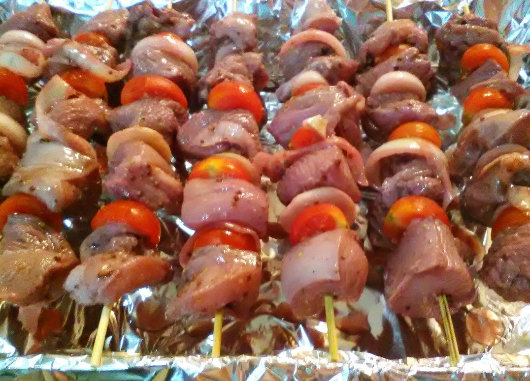 1. Stage. Cherry Tenderness Chicken Shish kebab: We gather kebabs on wooden skewers, alternating meat, onions and tomatoes. We choose a suitable form (deep) and improvise a grill. In the form put the foil, so that the bottom also went heat. We put our 