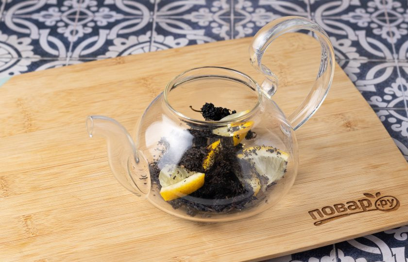 1. Этап. Чай из шелковицы: Переложите лимон с шелковицей в заварочный чайник, добавьте черный чай.