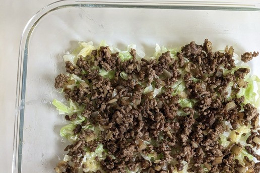 1. Этап. Запеканка из капусты и фарша: Форму смазать растительным маслом, выложить третью часть капусты, поверх третью часть фарша, полить частью соуса.