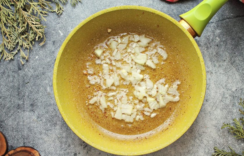 1. Этап. Паста с фаршем и белыми грибами: Репчатый лук мелко порежьте и обжаривайте в сковороде после чеснока в течение 5-7 минут, перемешивая.