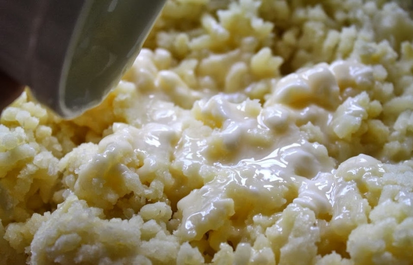 1. Этап. Пирог с моцареллой и ветчиной: Шаг 3. Добавьте масло и молоко.