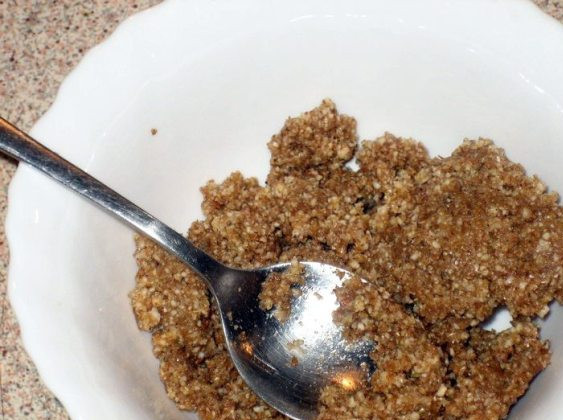 1. Этап. Сациви из рыбы: Пока обжаривается лук, можно заняться орехами. Их нужно хорошо измельчить с чесноком, кориандром, паприкой. Затем смешать с винным уксусом и вином. Получится вот такая паста.