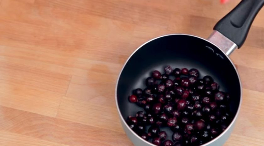 1. Этап. Панна котта с ягодным сиропом: 4. Далее приготовьте ягодный сироп. Для этого ягоды смешайте с сахарной пудрой и нагрейте, чтобы они пустили сок. Охладите сироп и добавьте к готовой панна котте вместе с ягодами.