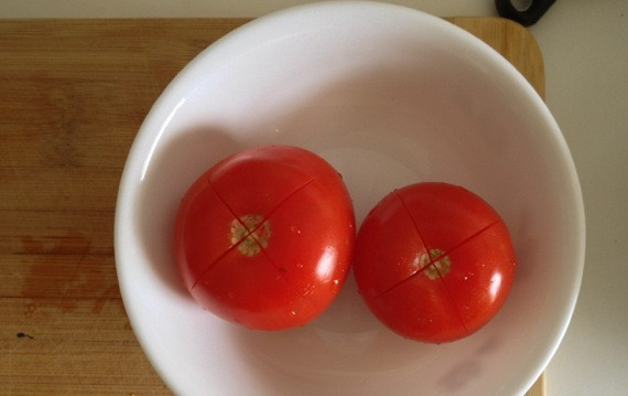 1. Этап. Икра из баклажанов и перца: Помидоры окатываем кипятком и очищаем от кожуры.