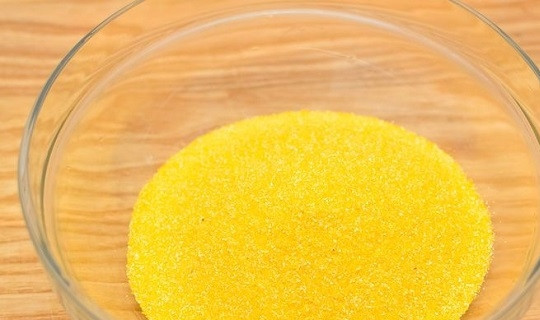 1. Этап. Каша кукурузная: 1. В глубокую мисочку всыпьте кукурузную крупу.