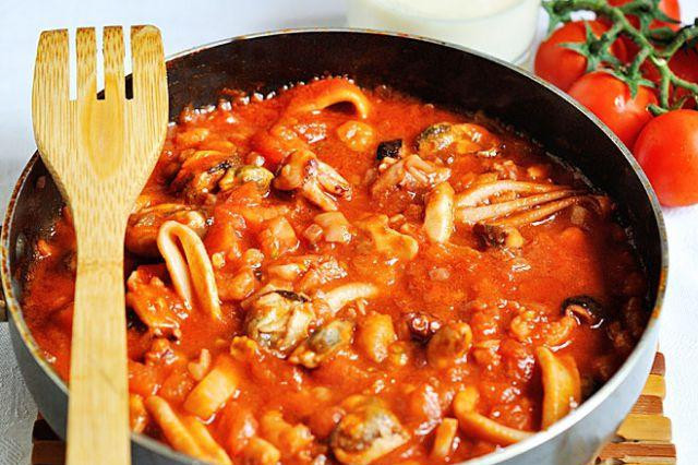 1. Этап. Спагетти с морепродуктами: Добавляем в сковороду наш морской коктейль, обжариваем минут 5, после чего заливаем все томатным пюре и тушим до приобретения нужной густоты - около 5 минут.