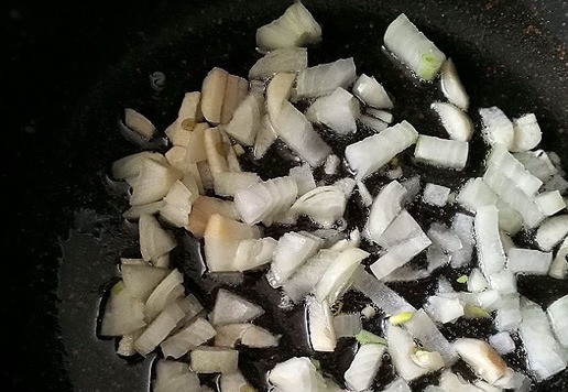 1. Этап. Тефтели с кабачком в томатном соусе: На сковороду наливаем масло оливковое рафинированное, можно заменить на подсолнечное. Греем его и выкладываем чеснок. Обжариваем его с минуту и добавляем лук. Золотим до мягкости.