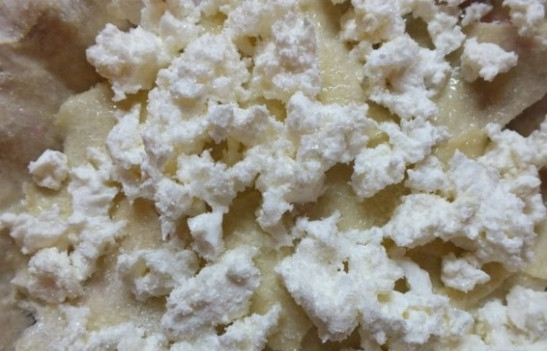 1. Этап. Лаваш с вишней: Творог разомните вилкой, выложите следующим слоем. Опять присыпьте сахаром.