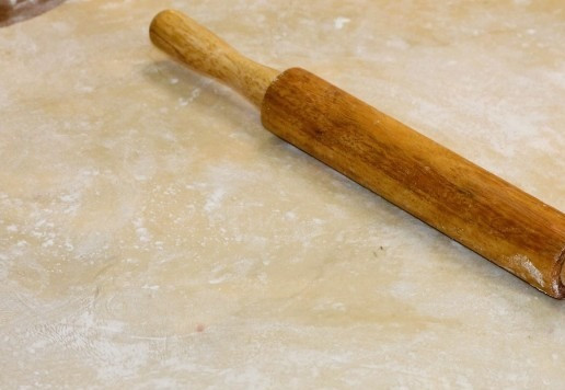 1. Этап. Ленивые пельмени с индейкой и капустой: 11. Подпыляем столешницу мукой и тонко (в 1 мм) раскатываем тесто в пласт. В процессе раскатки, тесто подпыляем.