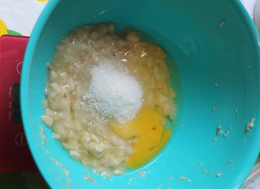 1. Этап. Банановые оладушки на молоке: Добавьте к банановой массе яйца и сахар, размешайте.