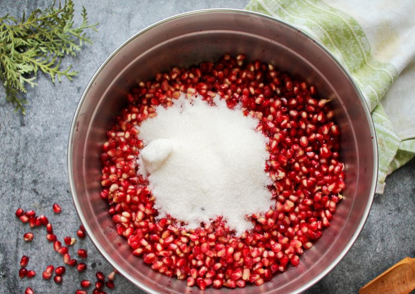 1. Этап. Варенье из гранатовых зерен: Переложите зернышки в посуду с толстым дном, всыпьте половину сахара, влейте сок граната и лимона.