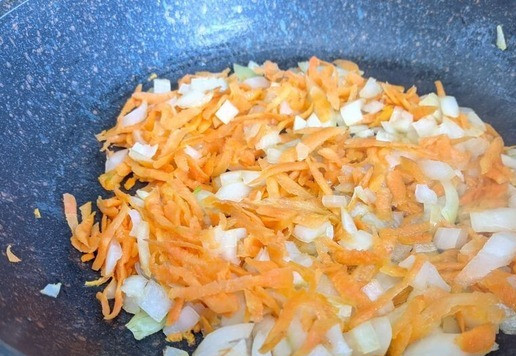 1. Этап. Салат Воевода с тунцом и редькой: Обжариваем лук и морковь на растительном масле. На среднем огне до мягкости, около 5 минут.