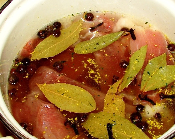 1. Этап. Кролик в фольге: Для начала мы нарезаем слегка подмороженное мясо кролика на ломтики шириной 1-1,5 см и выкладываем их в кастрюлю. Заливаем мясо водой так, чтобы она полностью накрывала его, добавляем лавровый лист, гвоздику, перец горошком и немного соли. Оставляем кастрюлю минут на 15-20 в тепле, а затем вливаем в нее уксус, перемешиваем все, накрываем кастрюлю крышкой и маринуем мясо еще 30 минут.