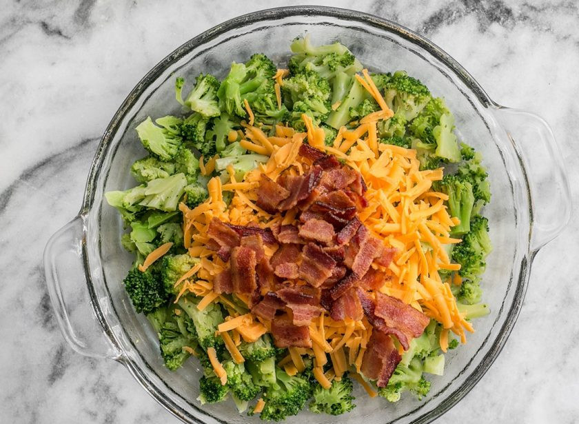 1. Этап. Киш с брокколи и сыром: 5. Выложите в форму для запекания брокколи, затем слой тертого чеддера (половину) и добавьте бекон, перемешайте.