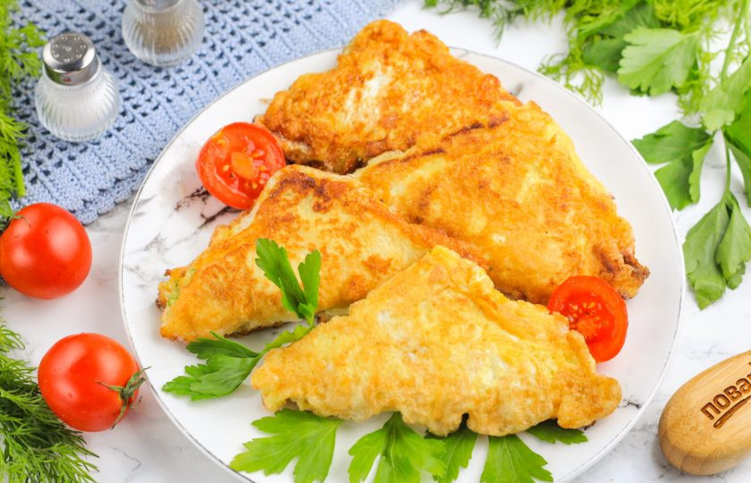 1. Этап. Пирожки из тостового хлеба: Выложите пирожки из тостового хлеба на тарелку и подайте к столу горячими.