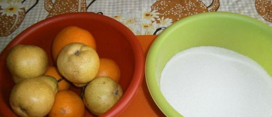 1. Этап. Варенье из груш в мультиварке: Грушу и апельсины моем в холодной воде.