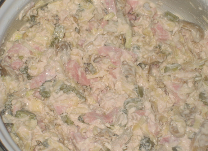 1. Этап. Салат грибной с ветчиной: С помощью чеснокодавилки, выдавите чеснок, заправьте все майонезом и тщательно перемешайте.