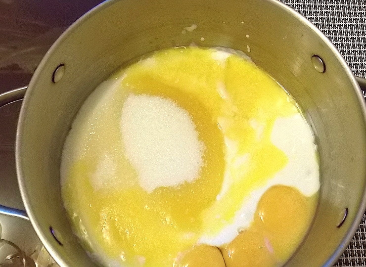 1. Этап. Малиновая бубланина: Взбейте желтки, сахар, растопленный маргарин и кефир.