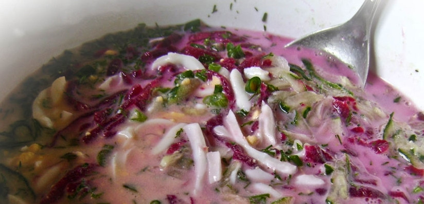 1. Этап. Холодник на кефире со свеклой: 4. Тщательно перемешаем.