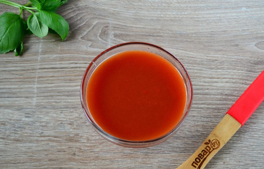 1. Этап. Гуляш из свинины с морковью и луком: Томатную пасту растворите в небольшом количестве воды или бульона.