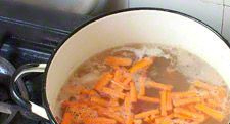 1. Этап. Шурпа из косули: К готовому мясу добавляем нарезанную брусочками морковь и лук репчатый.