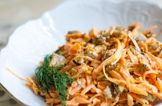 1. Этап. Салат Обжорка с мясом: 4. Выложите мясо с луком, заправьте майонезом и по желанию добавьте зелень. Вот и все, салат 