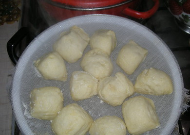 1. Этап. Галушки на кефире: 6. Готовятся такие галушки около 5-7 минут, а зависимости от размера. Проверить их готовность можно с помощью деревянной палочки или спички, по аналогии с выпечкой.