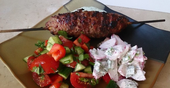 1. Этап. Aдана кебаб: Обжаривайте кебаб на мангале, регулярно переворачивая его. Внимательно следите, чтобы мясо не подгорело или блюдо не оказалось чересчур сухим. Поэтому угли должны иметь хороший жар. Подавайте мясо с овощами.