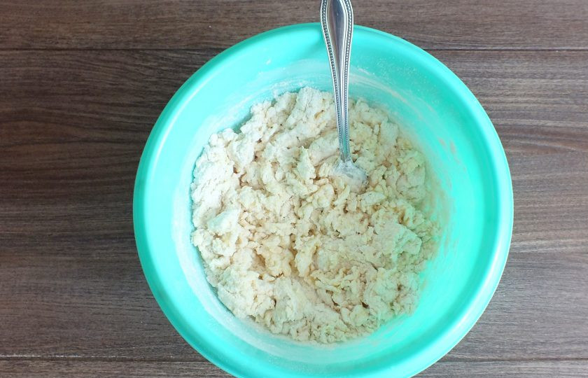 1. Этап. Корзиночки с зефирным кремом: Начните замешивать тесто с помощью вилки.