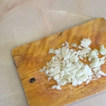 1. Этап. Салат Валентина: Лук очистить, покрошить кубиками и обжарить на сливочном масле до румяности.