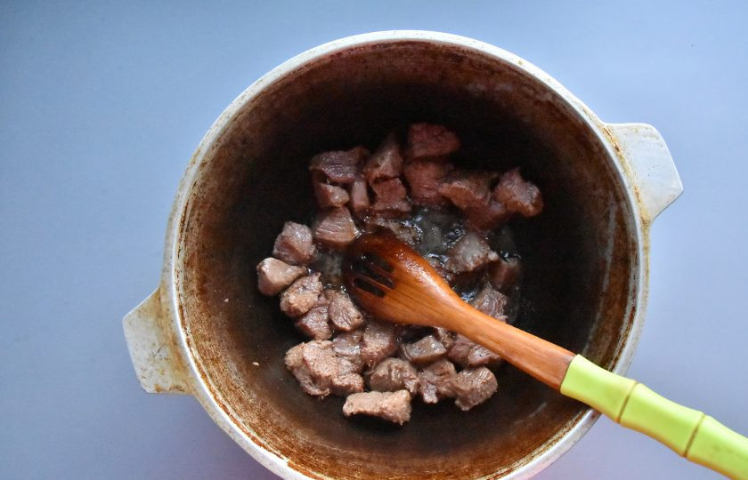 1. Этап. Ваджа для лагмана: В ароматизированное специями масло выложите мясо в один слой и обжарьте до подрумянивания. На данном этапе формируется глубокий золотистый цвет бульона.