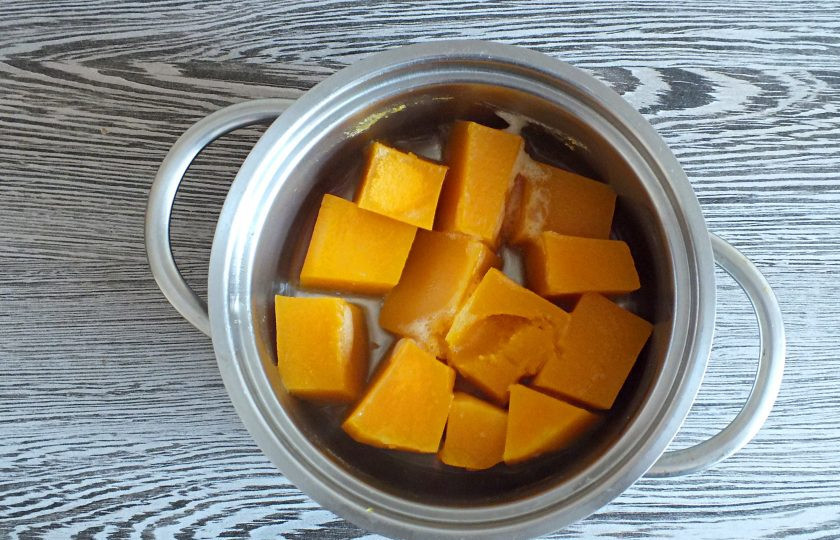 1. Этап. Пряники из тыквы: Очистите тыкву от кожуры. Нарежьте на кусочки. Отварите в небольшом количестве воды до готовности.