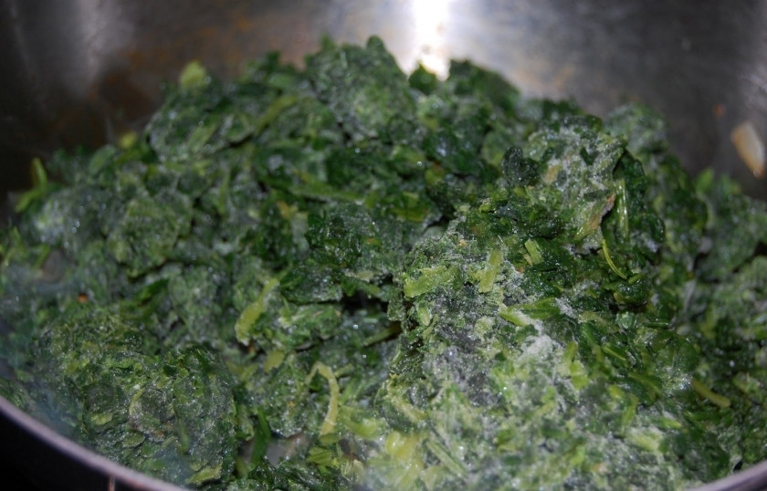 1. Этап. Шпинат в сливочном соусе: Когда лук станет золотистым, добавьте шпинат. Можете порезать шпинат немного, но я предпочитаю целые листья. Они всё равно уменьшаются.