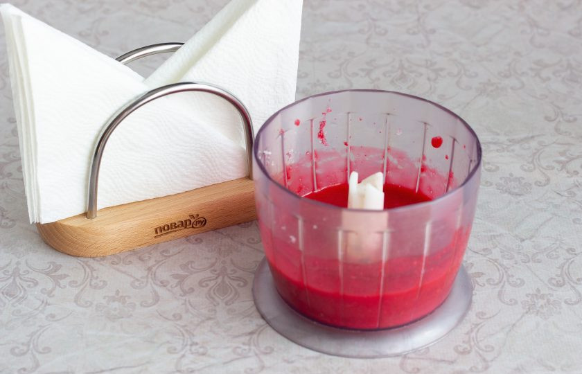 1. Этап. Меренги с малиновым соусом: Пока меренги запекаются, приготовьте соус. Малину взбейте с сахаром в блендере.