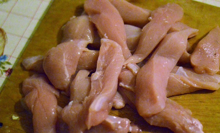 1. Этап. Карпаччо из курицы: Его можно сушить целым куском, но на это уйдет больше времени, поэтому я нарезаю каждый кусочек вдоль на три части.