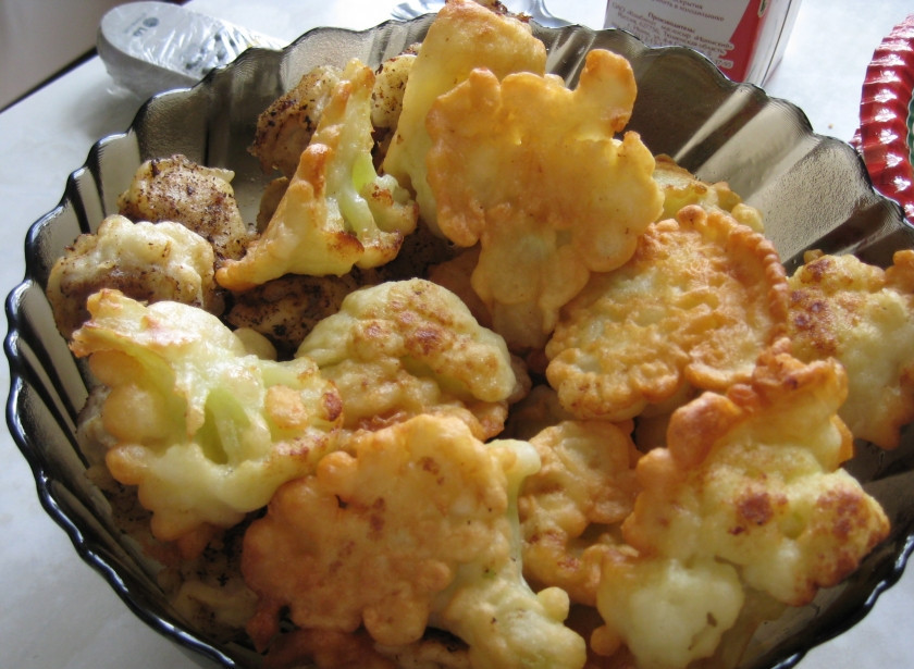 1. Этап. Цветная капуста в майонезе: 5. Обмакиваем соцветия со всех сторон в кляре и жарим на слабом огне до румяной корочки. Подается цветная капуста в майонезе в горячем или холодном виде.