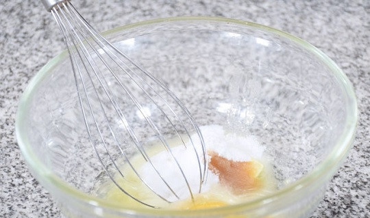 1. Этап. Тесто для кексов в формочках: 2. Вбейте яйца, добавьте сахар и сливочное масло. Для аромата используйте в рецепт приготовления теста для кексов в формочках ванильный экстракт. Также можно всыпать щепотку корицы или добавить ликер, например.