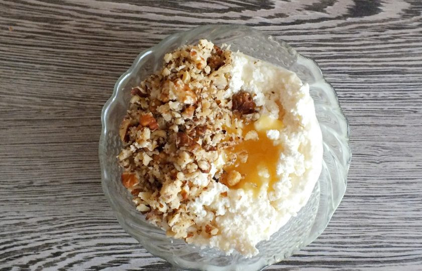 1. Этап. Яблоки запеченные с творогом, орехами и мёдом: В чаше смешайте творог, мёд, дробленые орехи. Перемешайте.