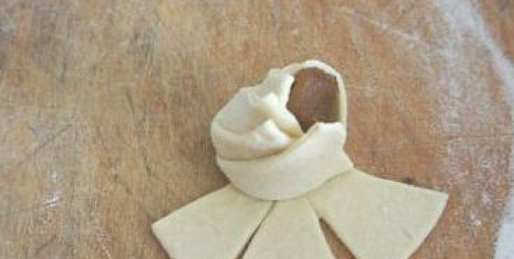 1. Этап. Розочки из теста с мясом: Так же заверните все листочки по очереди.