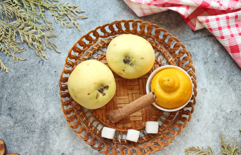 1. Этап. Яблочный джем в микроволновке: Подготовьте все необходимые ингредиенты для приготовления яблочного джема в микроволновке. Яблоки вымойте и обсушите.