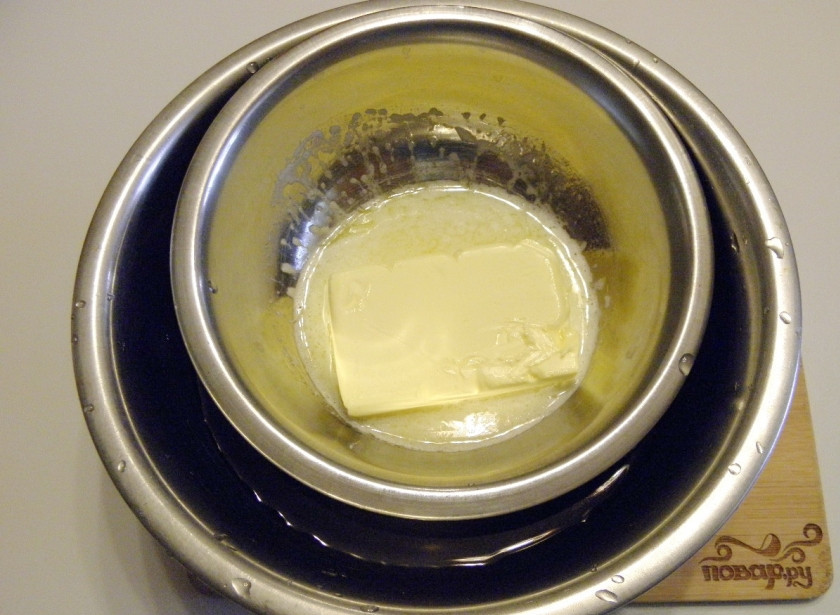1. Этап. Сладкая колбаска: Сливочное масло растопите на водяной бане.